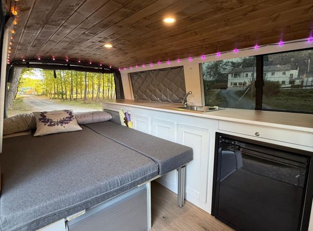 Imagenes de las furgonetas camperizada por la empresa