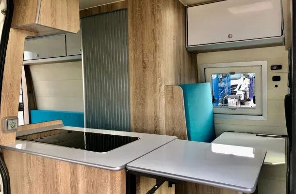 Imagen interior de una furgoneta camperizada 