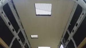 techo de furgoneta con huecos para ventanas 