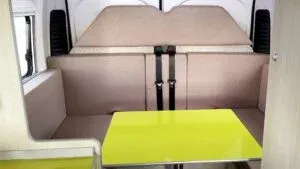 Asientos con mesa de comedor en la parte de atrás de una camper 