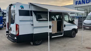 Furgoneta camperizada con toldo abierto