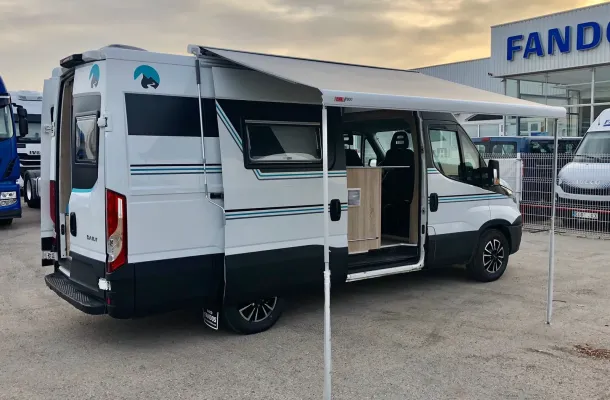 Imagen furgoneta camperizada con puerta abierta y toldo
