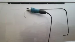 Abriendo ventana en la chapa de una furgoneta para instalar una ventana 