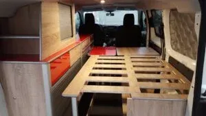 Cama plegable dentro de camper 