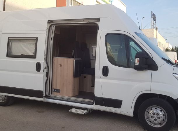 Imagenes de las furgonetas camperizada por la empresa 