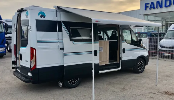 Imagen de furgoneta camperizada con toldo instalado