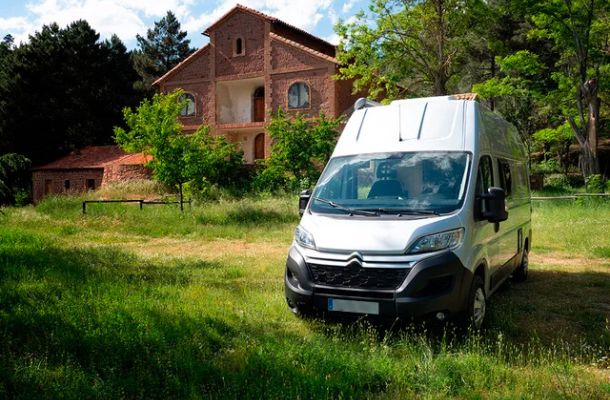 Imagen de la camper que alquilan en el exterior en una zona de césped