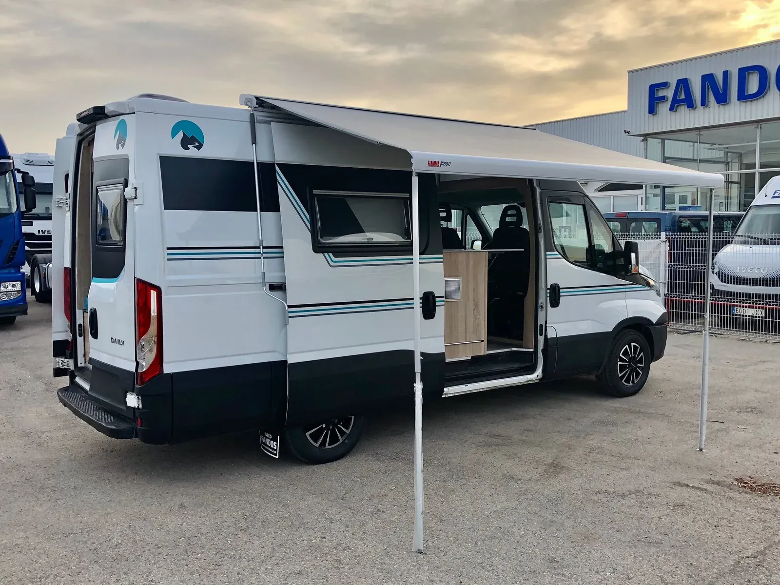 Imagen furgoneta camperizada con toldo instalado