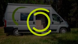 Imagen de camper de fondo con logotipo camperizate verde encima 