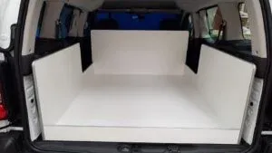 madera blanca como protector de maletero en una furgoneta 