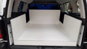 madera blanca como protector de maletero en una furgoneta 