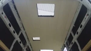 techo de furgoneta con huecos para ventanas 