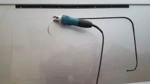 Abriendo ventana en la chapa de una furgoneta para instalar una ventana 