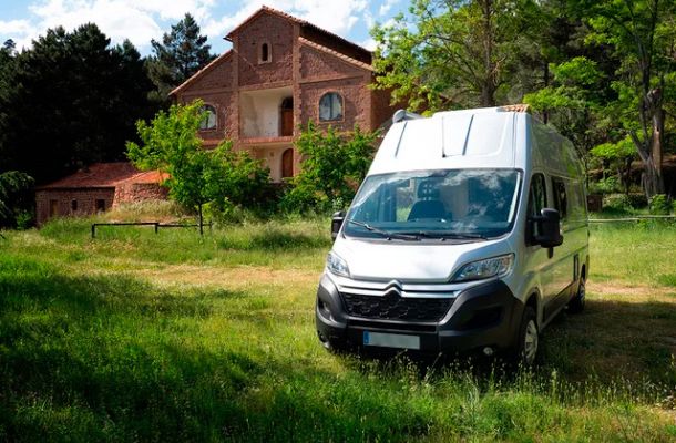Imagen de la camper que alquilan en el exterior en una zona de césped