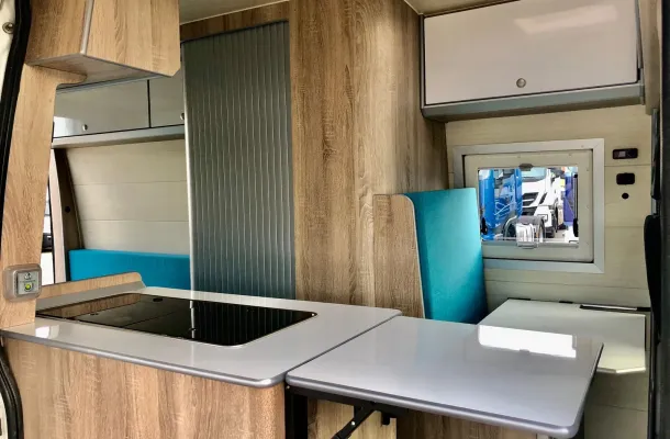 Imagen interior de una furgoneta camperizada 