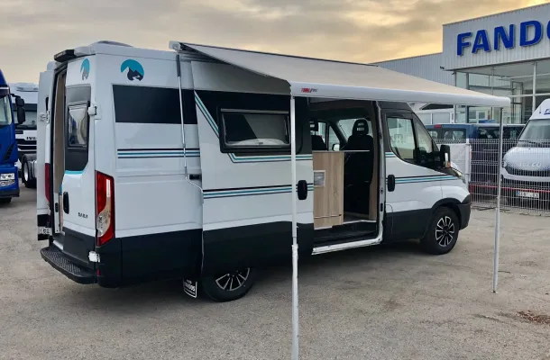 Imagen furgoneta camperizada con puerta abierta y toldo 